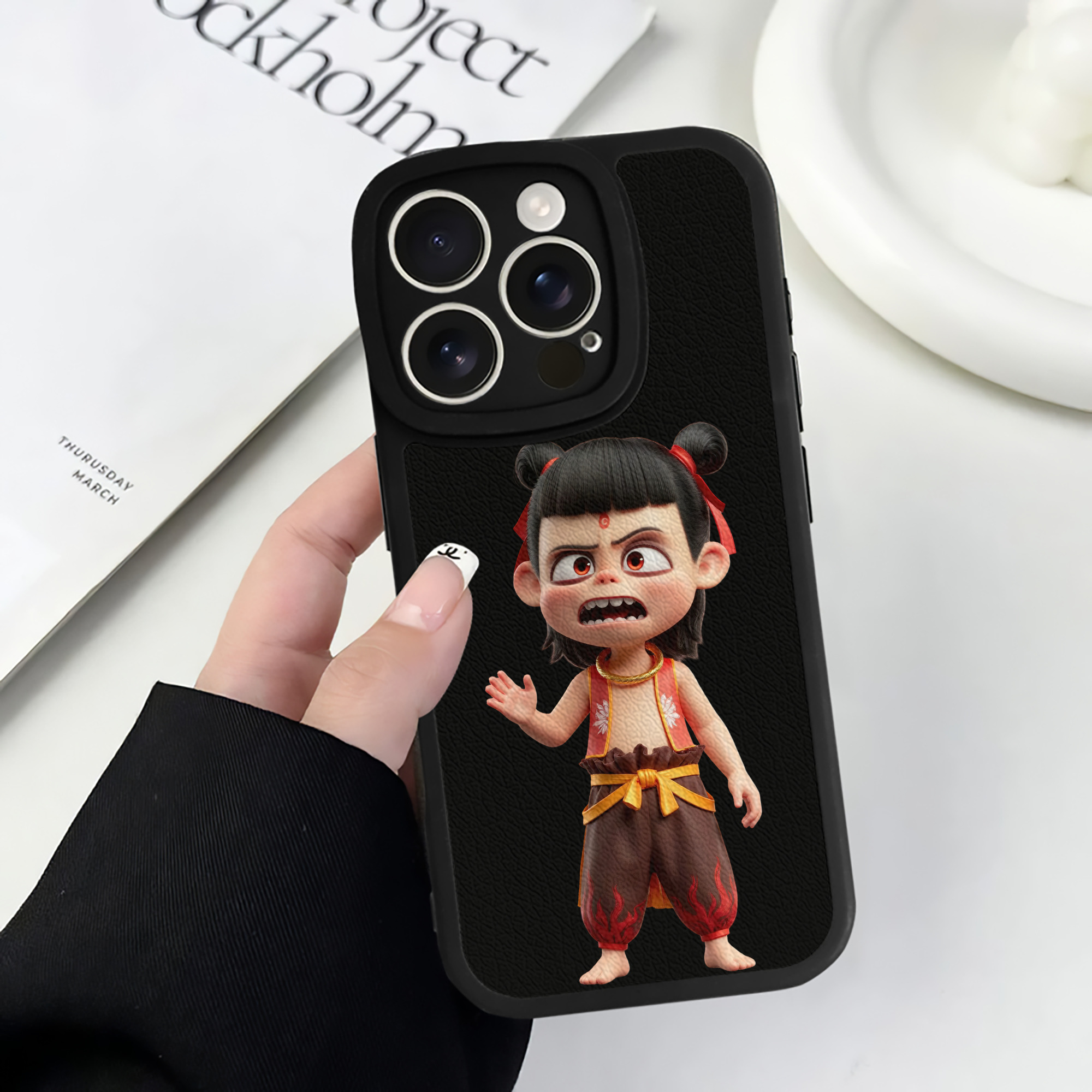 （画像用） Ne Zha 2 ナタ 魔童の大暴れ 【iPhone 16シリーズ対応】シリコンスマホケース（レザー調） 材質：シリコン